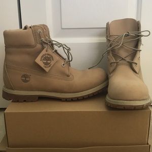Light brown/nude Timberland Boots